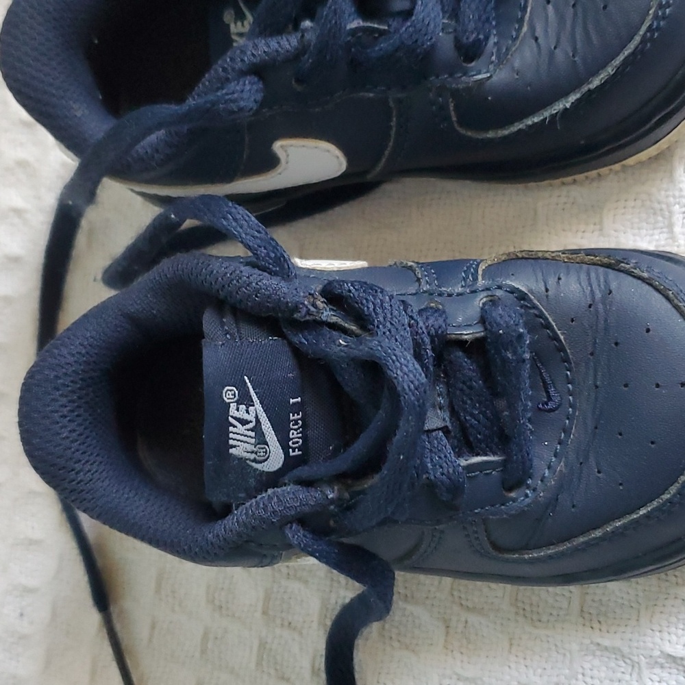 Toddler Nike sneakers size 5C - Picture 3 of 8